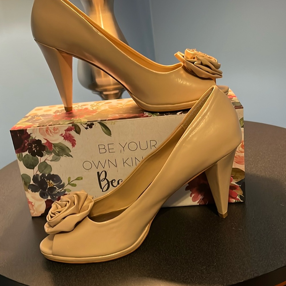 Moda Spana Open-toe Pump, Tan, Size 11M